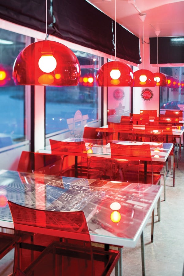 Punaisia Monopol-riippuvalaisimia ravintolan katossa